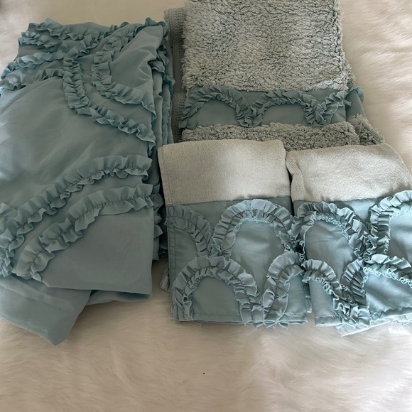 Shower Curtain ,rug and two hand towels and rings - Picture 1 of 6